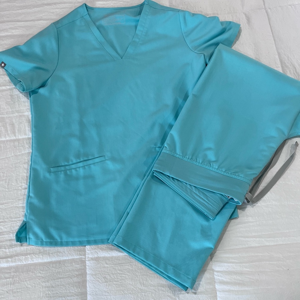 Figs scrubs. Sea foam green is how I’d describe the color. Excellent con.